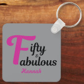 50と素晴らしいハッピー50誕生日ピンクのアクセント キーホルダー (裏面)