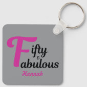 50と素晴らしいハッピー50誕生日ピンクのアクセント キーホルダー (裏面)