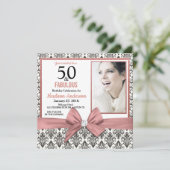 50と素晴らしいバラ金ゴールドボウダマスク50誕生日 招待状 (スタンド正面)