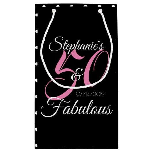 50と素晴らしいピンクのパーソナライズされた誕生日パーティー スモールペーパーバッグ (裏面)