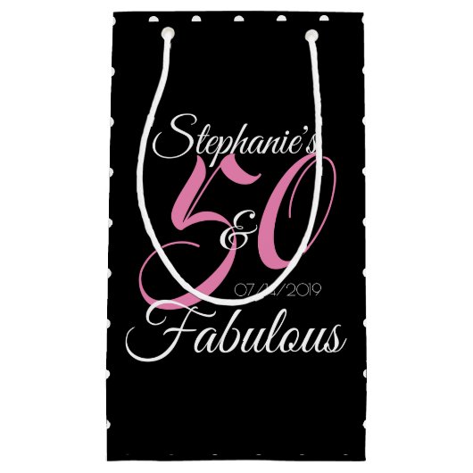 50と素晴らしいピンクのパーソナライズされた誕生日パーティー スモールペーパーバッグ (正面)