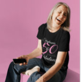 50と素晴らしいピンクのパーソナライズされた誕生日パーティー Tシャツ
