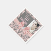 50と素晴らしいピンクダマスクダイヤモンドボウ誕生日 スタンダードカクテルナプキン (角)