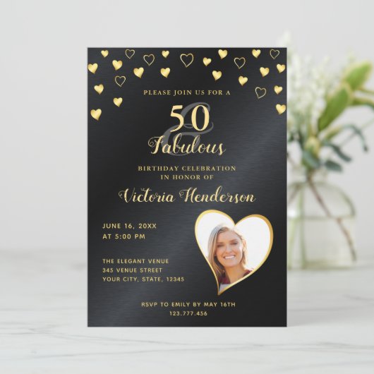50と素晴らしいフェイクブラックメタリックと金ゴールド誕生日 招待状 (スタンド正面)
