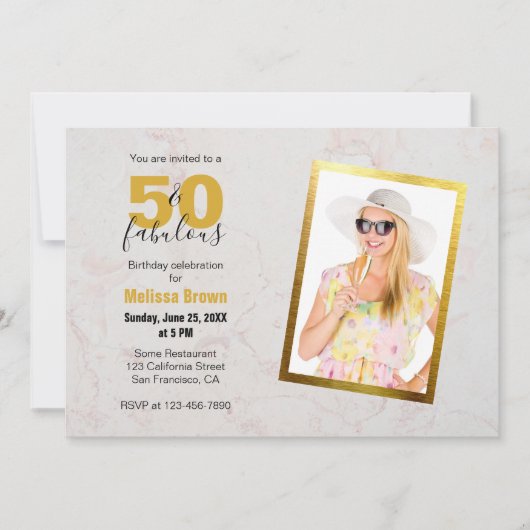 50と素晴らしいフォトマーブル金ゴールドモダン誕生日 招待状 (正面)