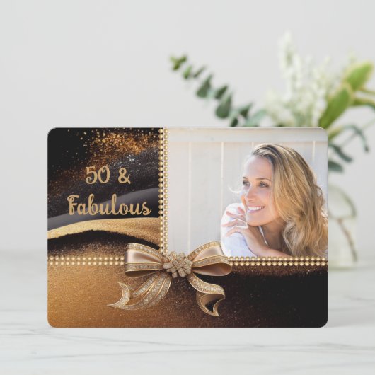 50と素晴らしいフォト金ゴールドブラックボウ50誕生日 招待状 (スタンド正面)