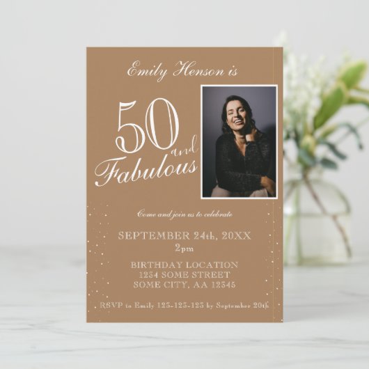 50と素晴らしいベージュエレガントフォト誕生日 招待状 (スタンド正面)