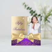 50と素晴らしい写真金ゴールドパープルボウ50誕生日 招待状 (スタンド正面)