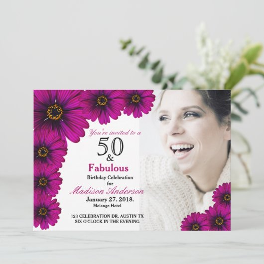 50と素晴らしい紫のフローラ50thフォト誕生日 招待状 (スタンド正面)