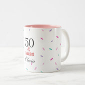 50と素晴らしい誕生日パーティカラフル紙吹雪 ツートーンマグカップ (正面右)