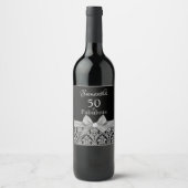 50と素晴らしい誕生日パーティーのモノグラムの名前ワイン ワインラベル (正面)