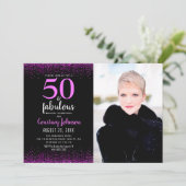 50と素晴らしい誕生日ピンクの紙吹雪をブラック 招待状 (スタンド正面)