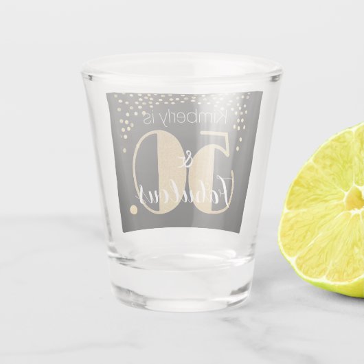 50と素晴らしい金ゴールドパーソナライズされた誕生日パーティーC ショットグラス (裏面)