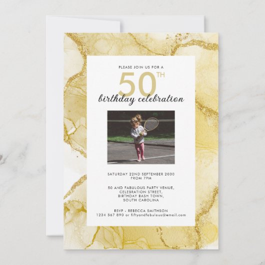 50と素晴らしい金ゴールドホワイトフォト誕生日 招待状 (裏面)