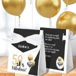 50と素晴らしい金ゴールド&ブラックモダン誕生日 フェイバーボックス<br><div class="desc">お感謝してい前の大きなバースデー祝バーバッシュに向かって言え！黒モダンとエレガント金ゴールドフォントニーズに合わせて文字を更新でき、「50はっきりした」年も更新できる。40で素晴らしい誰か？このデザインは、ワインのボトルとグラスのシルエット画像も持っている。そしてかわいらし金ゴールドと黒い風船がこのデザインを取り囲み、あなたの個人的なメッセージを後ろに載せる。とても素敵だ！</div>