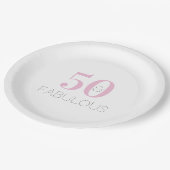 50と素晴らしい |モダンタイポグラフィピンク誕生日 ペーパープレート (アングル)