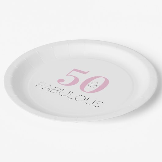 50と素晴らしい |モダンタイポグラフィピンク誕生日 ペーパープレート (アングル)