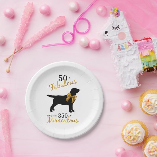 50と素晴らしい – 犬の恋人ブラック金ゴールドかわいいおもしろい ペーパープレート (パーティー)