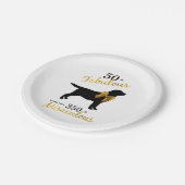 50と素晴らしい – 犬の恋人ブラック金ゴールドかわいいおもしろい ペーパープレート (アングル)