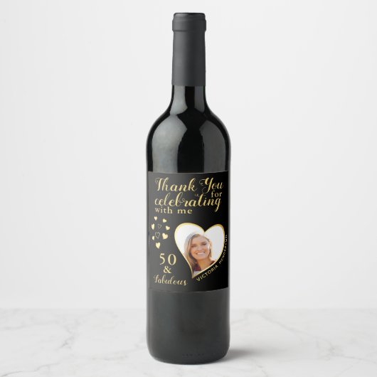 50とFab誕生日写真ありがとうブラックと金ゴールド ワインラベル (正面)