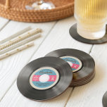 50のレコードスタイル ラウンドペーパーコースター<br><div class="desc">フィフティーズロカビリーレコード紙コースター – おクール前の猫たち！間違いなく50年代のパーティーのスタイルだ。この10年の髪、ファッション、ロックの音楽を思い出せ転がよ保、ハートの若い人と若い人のハートと心の中でスタイリッシュ。レコードのスタイルでこのボッピンの紙コースターデザインをチェック。この紙コースターのレコードが蜂の膝になるから四角くしないで。マッチする招待状やパーティー用品のために私たちのコレクションをチェックする時に日陰で作ってもらう！</div>
