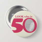 50の写真のおもしろいのピンクのクリームのボタンまたはバッジはだれであるか見て下さい 缶バッジ (正面&裏面)