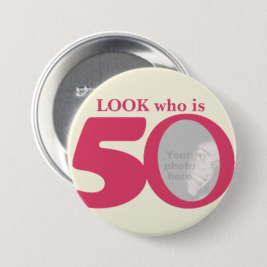 50の写真のおもしろいのピンクのクリームのボタンまたはバッジはだれであるか見て下さい 缶バッジ (正面&裏面)