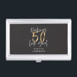 50の外観を良くする金ゴールド誕生祝い 名刺入れ<br><div class="desc">50祝歳の誕生日にスタイルしましたこの黒と白と金ゴールドの効果50と素晴らしい誕生日のデザインですスクリモダンプト文字とグラはっきりしたフィック。色をに変更します。コレクションの一部。</div>