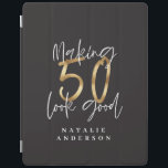 50の外観を良くする金ゴールド誕生祝い iPadスマートカバー<br><div class="desc">50祝歳の誕生日にスタイルしましたこの黒と白と金ゴールドの効果50と素晴らしい誕生日のデザインですスクリモダンプト文字とグラはっきりしたフィック。色をに変更します。コレクションの一部。</div>