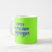 50は新しく素晴らしいプロダクトです コーヒーマグカップ (正面左)