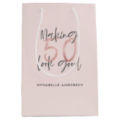 50をピンクの誕生日にガーリー見せるグリッター ミディアムペーパーバッグ (正面)