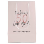 50をピンクの誕生日にガーリー見せるグリッター ミディアムペーパーバッグ (裏面)