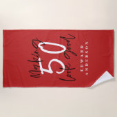 50を素敵な誕生日にするカラフルタイポグラフィ ビーチタオル (正面)