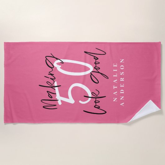 50を素敵な誕生日にするカラフルタイポグラフィ ビーチタオル (正面)