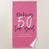 50を素敵な誕生日にするカラフルタイポグラフィ ビーチタオル (正面)
