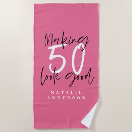 50を素敵な誕生日にするカラフルタイポグラフィ ビーチタオル (正面)