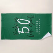 50を素敵な誕生日にするカラフルタイポグラフィ ビーチタオル (正面)