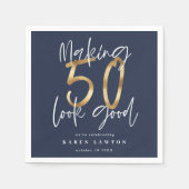 50を良い誕生日パーティー金ゴールドナプキンに見せる スタンダードカクテルナプキン (正面)