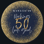 50を良い青い金ゴールド誕生日ボタンに見せる 缶バッジ<br><div class="desc">50歳を良い年齢の誕生日のタイポグラフィパーソナライズされたスの誕生日の贈り物に見える。人生は50で始まり、どのようにこのデザインと50代にいることがいかに幸せであるかを示す、誕生日パーティーやお祝いの週末に理想的遠くに。お母さん、パパ素晴らし、叔父、叔母さん、夫、妻、おばさん、お爺さん、お友達、お友達、または自分のための理想的な贈り物の服装で思い出すパーティーにする。トレンドモダンタイポグラフィデザインのグラフィック白黒。自分だけの50歳の誕生日プレゼント。</div>