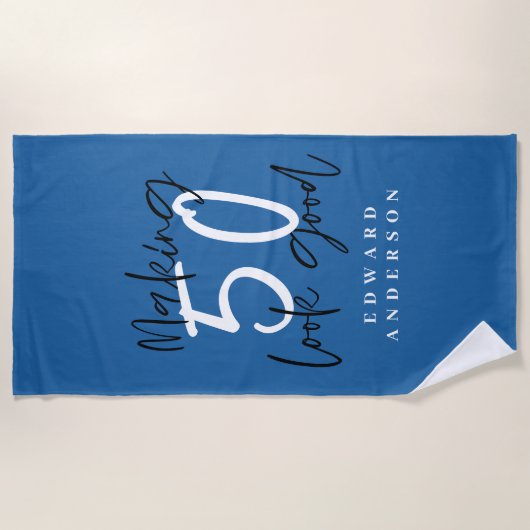 50を良く見えるカラフルタイポグラフィ誕生日 ビーチタオル (正面)