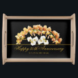 50エレガント周年記念結婚フローラ金ゴールドブラック トレー<br><div class="desc">黒い色の背景に黄色い蘭と白いユリの花の豪華な花束。この美しい植物学50周年結婚記念トレーはカスタマイズ、あなたの記念日のメッセージとカップルの名前と豪華な金ゴールドスクリプトのタイポグラフィフォントです。</div>