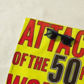 50フィートの女性の攻撃 ビーチタオル (インサイチュ)