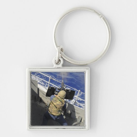 50口径の機関銃を発射する砲兵メイト キーホルダー (正面)