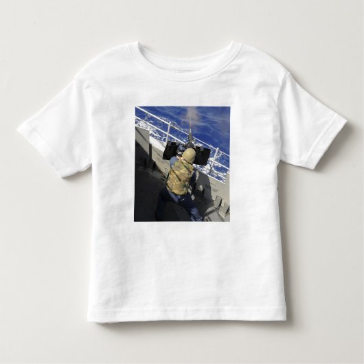 50口径の機関銃を発射する砲兵メイト トドラーTシャツ (正面)