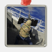 50口径の機関銃を発射する砲兵メイト メタルオーナメント (正面)