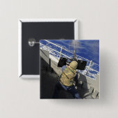 50口径の機関銃を発射する砲兵メイト 缶バッジ (正面&裏面)