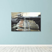 50口径の機関銃ラウンド キャンバスプリント (インサイチュ (ウッドフロア))