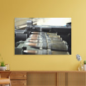 50口径の機関銃ラウンド キャンバスプリント (インサイチュ (リビング))