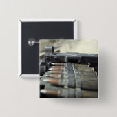 50口径の機関銃ラウンド 缶バッジ (正面&裏面)