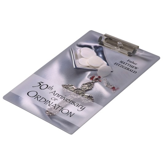 50名前をカスタムする調整記念日チャイス クリップボード (アングル)